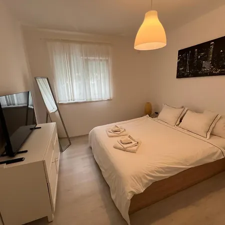 Luxe City Apartment *